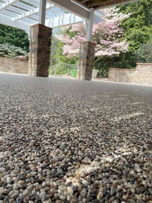 A close-up of river rock epoxy on a Chambersburg patio.